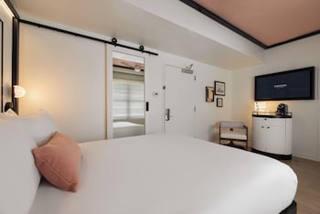 Deluxe Room, 1 King Bed, Partial Ocean View (Single Use)