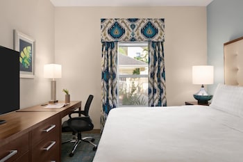 Suite, 1 King Bed with Sofa bed, Kitchen, Poolside