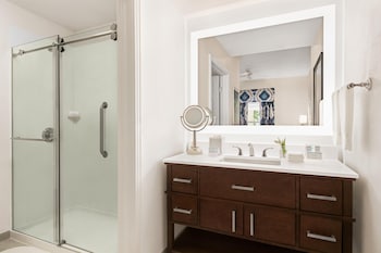 Suite, Multiple Beds, Kitchen, Poolside