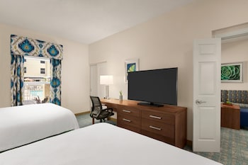 Suite, Multiple Beds, Kitchen, Poolside