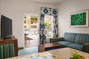 Suite, Multiple Beds, Kitchen, Poolside