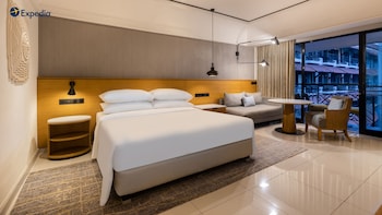 Grand Room, 1 King Bed, Balcony, Garden View