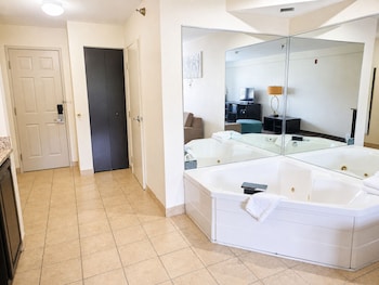 Suite, 1 King Bed with Sofa bed, Non Smoking, Jetted Tub
