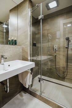 Deluxe Suite, Pool Access