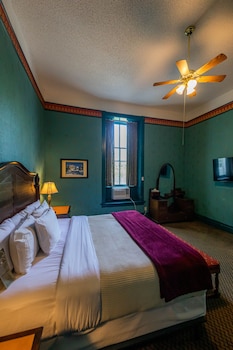 Room, 1 King Bed (Victorian)