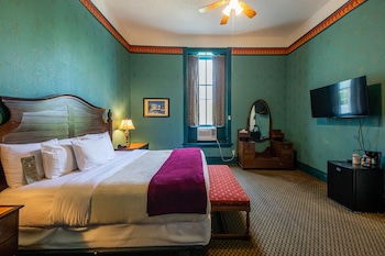 Room, 1 King Bed (Victorian)