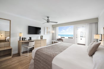 Deluxe Room, 1 King Bed, Partial Ocean View