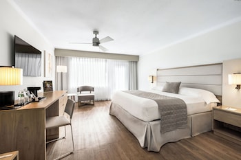 Deluxe Room, 1 King Bed, Partial Ocean View