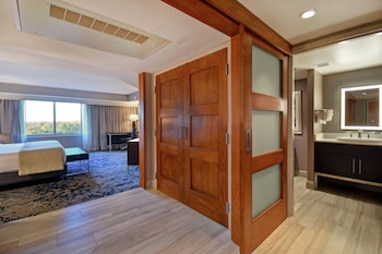 Presidential Suite, 1 King Bed, Microwave (Mobility & Hearing)
