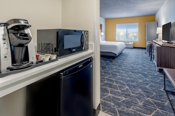 Standard Room, 1 King Bed, Pool View