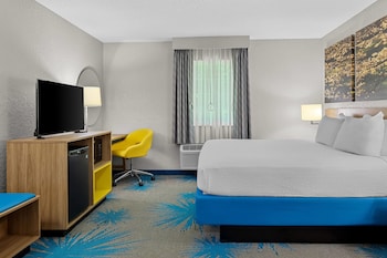 Standard Room, 1 King Bed, Smoking