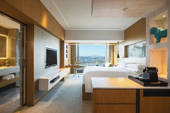 Club Room, 1 King Bed, City View