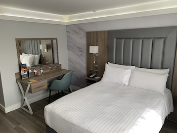 Deluxe Room, 1 Double Bed, Accessible, Ground Floor (Walk-in Shower)