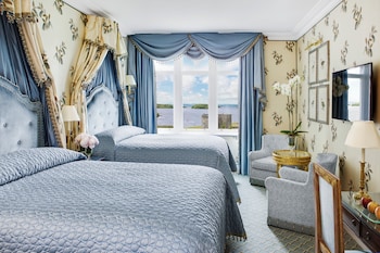 Deluxe Room (Queen Family Room)
