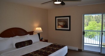 Classic Room, 1 King Bed Accessible, Lakeview - No Pets