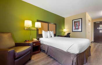 Room, 1 Queen Bed, Roll-in Shower, Non Smoking (Kitchen, Modern)