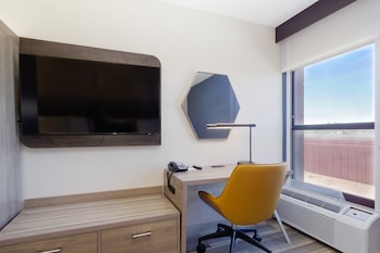Standard Room, 1 King Bed, Roll-in Shower (Mobility Accessible)