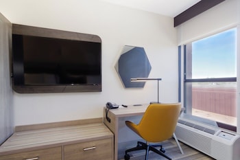 Standard Room, 1 King Bed, Roll-in Shower (Mobility Accessible)