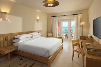 Premium Room, 1 King Bed, Non Smoking, Partial Sea View