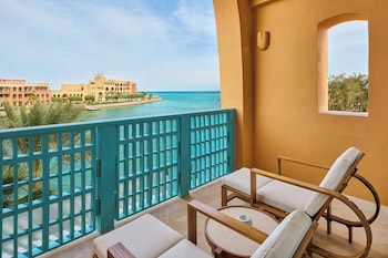 Premium Room, 1 King Bed, Non Smoking, Partial Sea View