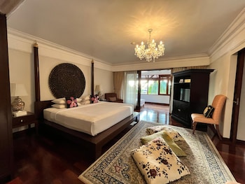 Luxury Two Bedroom Residence with Pool View and Partial Ocean View
