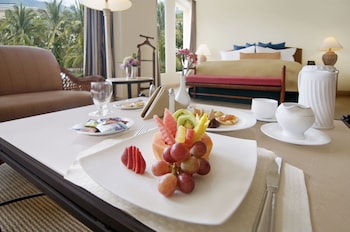 Junior Suite, 1 King Bed, Club Lounge Access