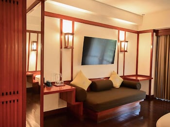 Superior Room, 1 King Bed, Balcony