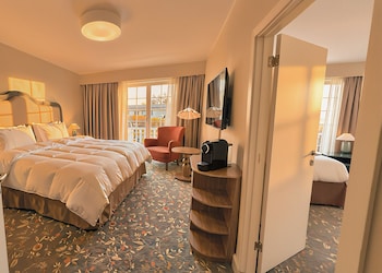 Family Room, Connecting Rooms