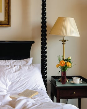 Feature King Bedded Room in Historic Mansion House