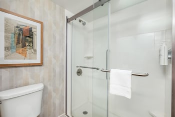 Room, 2 Queen Beds, Accessible (Hearing Shower)