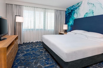 Suite, 1 King Bed with Sofa bed, Mobility Accessible