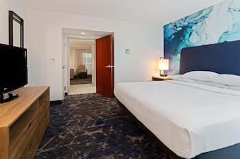 Suite, 1 King Bed with Sofa bed, Mobility Accessible