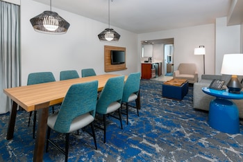 Executive Suite, 1 King Bed with Sofa bed, Kitchenette