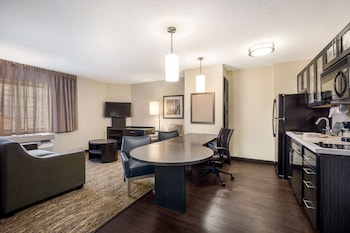 Suite, 1 Queen Bed, Accessible (Mobility Tub One Bedroom)