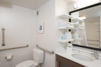 Room, 1 King Bed, Accessible, Microwave (Mobility and Hearing)
