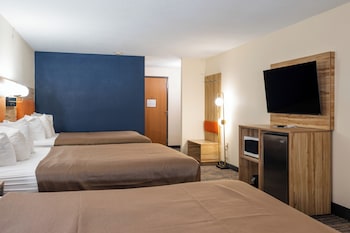 Family Room, 3 Queen Beds