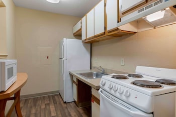 Room, 1 King Bed, Non Smoking, Kitchen (Shower)