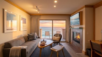 Premier Room, 1 King Bed, Balcony, Oceanfront (Fireplace)