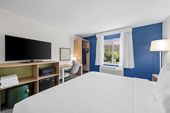 Room, 1 King Bed, Accessible (Mobility & Hearing, Roll-in Shower)
