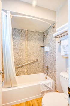 Standard Room, 2 Queen Beds, Partial Ocean View