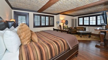 Suite, 1 King Bed, Non Smoking, Patio