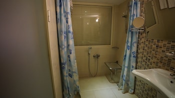 Standard Room, 2 Twin Beds, Non Smoking (with Sofabed)