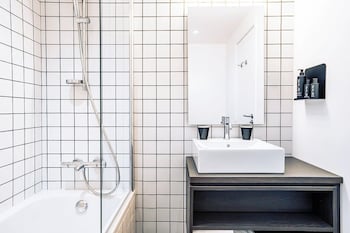Connecting rooms (4 adults and 1 child)