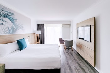 Standard Room, 1 King Bed, Pool View