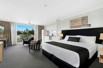 Deluxe Studio, 1 King Bed, City View