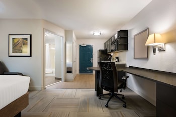 Studio Suite, 1 Queen Bed, Accessible (Mobility Roll in Shower)