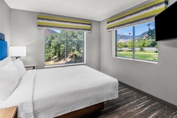 Suite, 2 Bedrooms (1 King Bed, 1 Queen Bed)