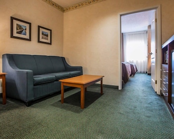 Suite, Multiple Beds, Non Smoking (2 Queen,Sofa Bed,Living Room)