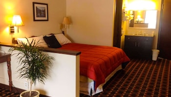 Room, Multiple Beds, Kitchenette (3 Queen Bed Family Suite Non Smoking)