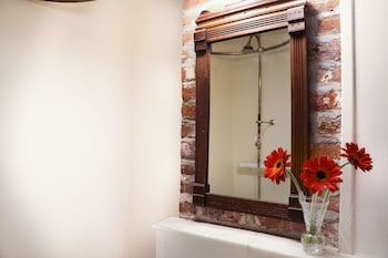 Room, Private Bathroom (#3 Dr. Jonathan Pitney Room)
